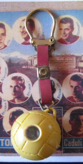 Portachiavi Calcio Per Ragazzi – Ciondolo Con Pallone E Scarpini In Metallo Argento (3,3 Cm) – Regalo Per Appassionati Di Sport